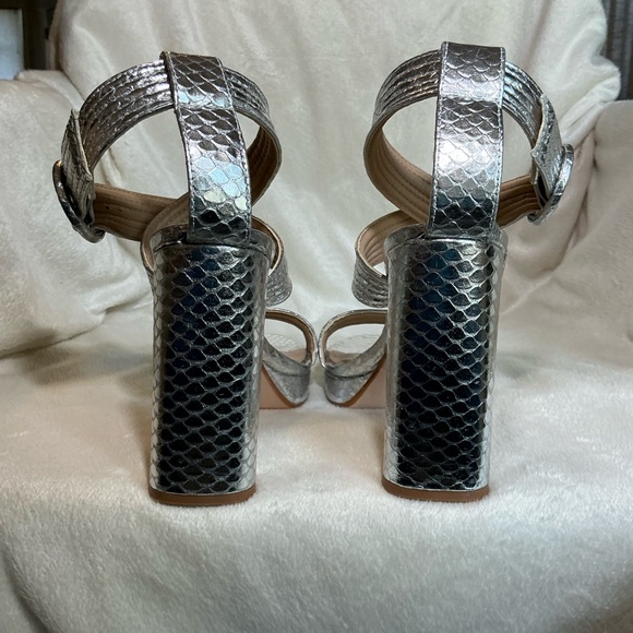 NEW Antonio Melanie “Camille” Silver Metallic Strappy Platform Sandals NWT - Picture 8 of 9